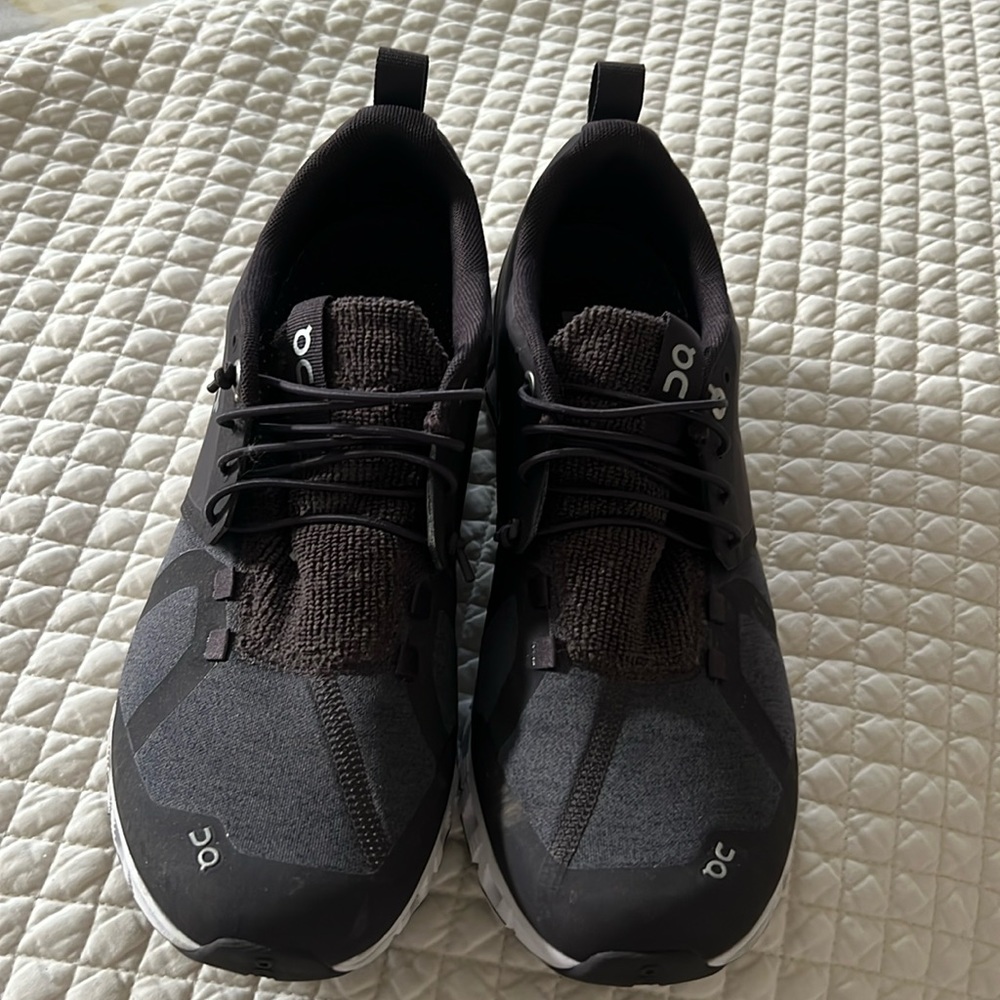 On Running like new tennis shoes